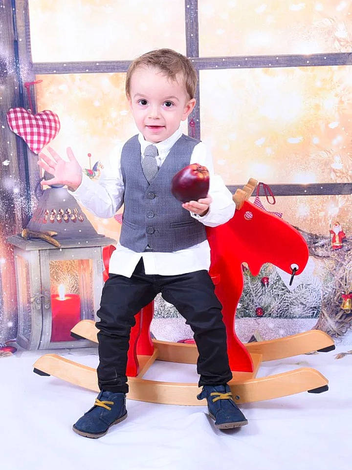 Pierre participe au concours pour gagner de l'argent avec cette photo : boy, child, costume, outerwear, person, product, red, shoe, textile, toddler