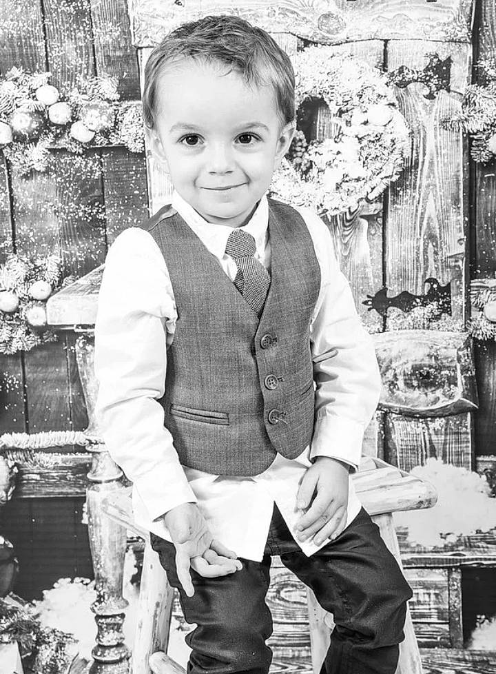 Pierre a rejoint le concours — aidez-le/la à gagner de superbes lots ! black_and_white, boy, child, family, gentleman, girl, joy, monochrome, monochrome_photography, person, photograph, photography, portrait, portrait_photography, sitting, smile, standing, toddler, vintage_clothing, white