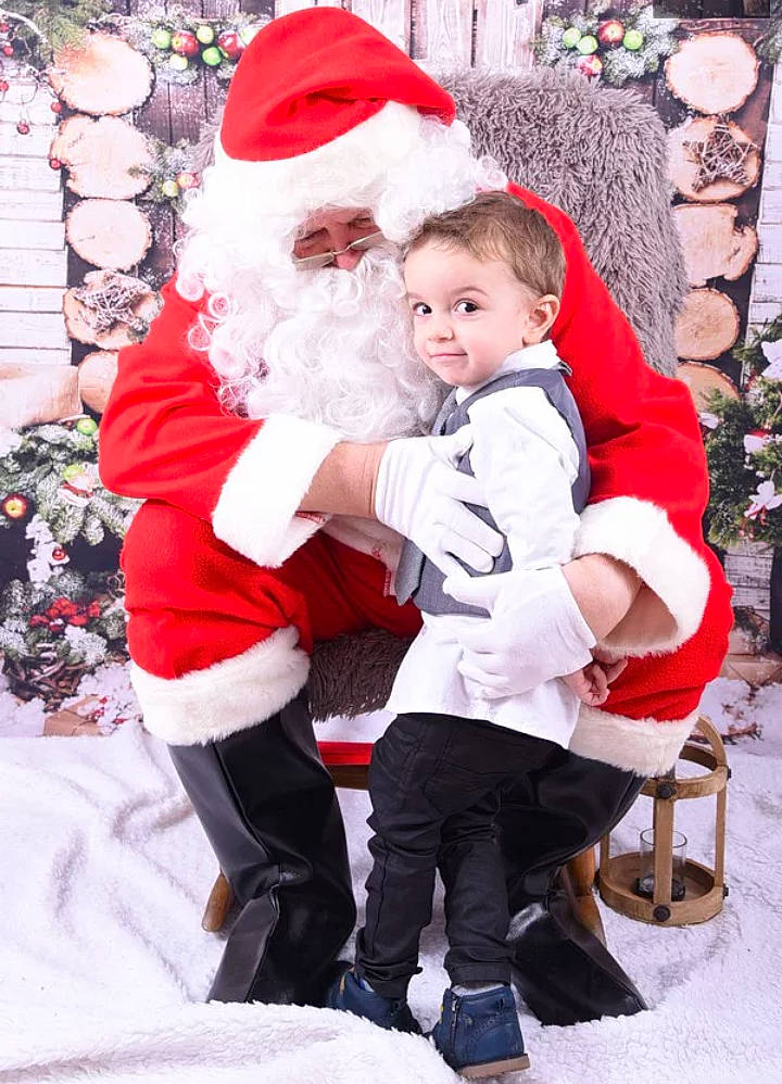 Pierre participe au concours pour gagner de l'argent avec cette photo : child, christmas, christmas_decoration, fictional_character, fun, holiday, lap, person, product, santa_claus, toddler, winter