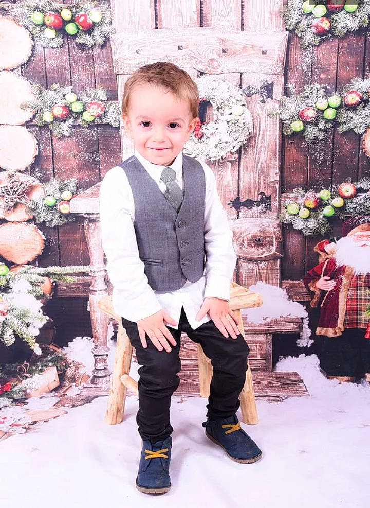 Pierre participe au concours pour gagner de l'argent avec cette photo : boy, child, day, design, girl, jeans, joy, outerwear, pattern, person, smile, standing, suit, sweater, toddler, trousers, winter