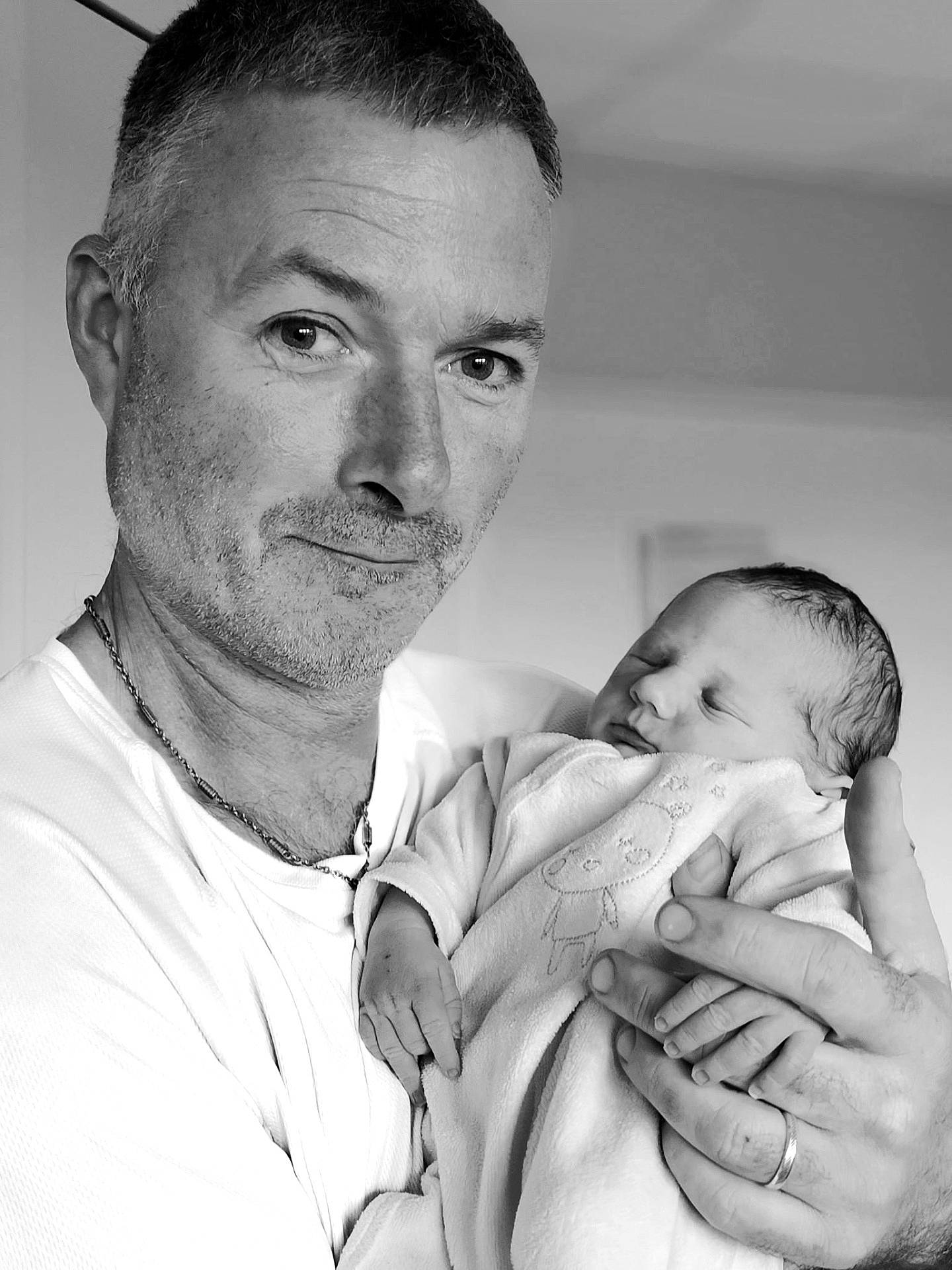Ohana a rejoint le concours — aidez-le/la à gagner de superbes lots ! adult, baby, black_and_white, caring, closeup, expression, face, family, gentle, hand, holding, indoor, infant, love, man, newborn, parent, peaceful, portrait, sleeping