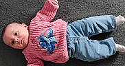 Ohana a rejoint le concours — aidez-le/la à gagner de superbes lots ! baby, blanket, casual_wear, child, clothing, cozy, cute, face, hat, head, indoor, infant, jeans, lying_down, pacifier, person, pink_sweater, portrait, soft_texture, young_child