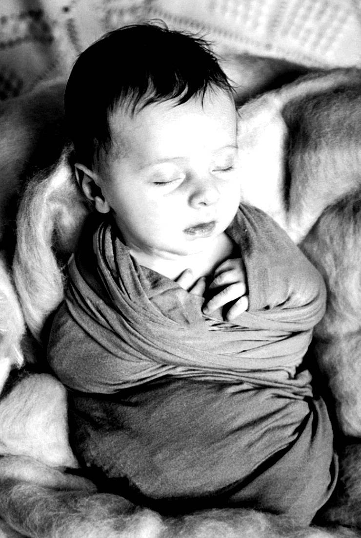 Linaya participe au concours pour gagner de l'argent avec cette photo : black_and_white, child, monochrome, monochrome_photography, person, photograph, photography, portrait, portrait_photography, smile, stock_photography