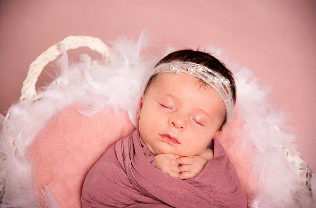 Linaya a rejoint le concours — aidez-le/la à gagner de superbes lots ! baby, cheek, child, ear, eye, face, forehead, hair_accessory, head, headband, headgear, headpiece, nose, person, photograph, photography, pink, portrait_photography, skin, sleep
