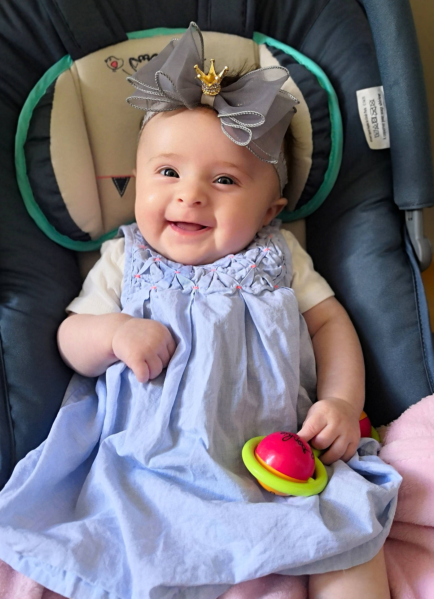 Linaya a rejoint le concours — aidez-le/la à gagner de superbes lots ! baby, baby_carriage, baby_in_car_seat, baby_products, baby_toddler_clothing, car_seat, child, iris, person, photography, play, product, sitting, skin, smile, toddler