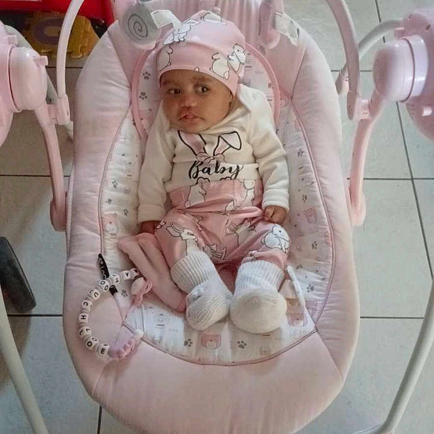 Matou-Chloe a rejoint le concours — aidez-le/la à gagner de superbes lots ! architecture, baby, bed, building, clothing, cradle, crib, face, furniture, hat, head, hosiery, hospital, infantbed, newborn, pajamas, person, photography, portrait, sock