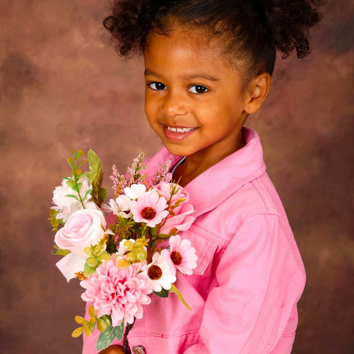 Alicia a rejoint le concours — aidez-le/la à gagner de superbes lots ! bodypart, child, clothing, face, female, finger, flower, flowerarrangement, flowerbouquet, girl, hand, happy, head, ikebana, person, photography, plant, portrait, rose, smile