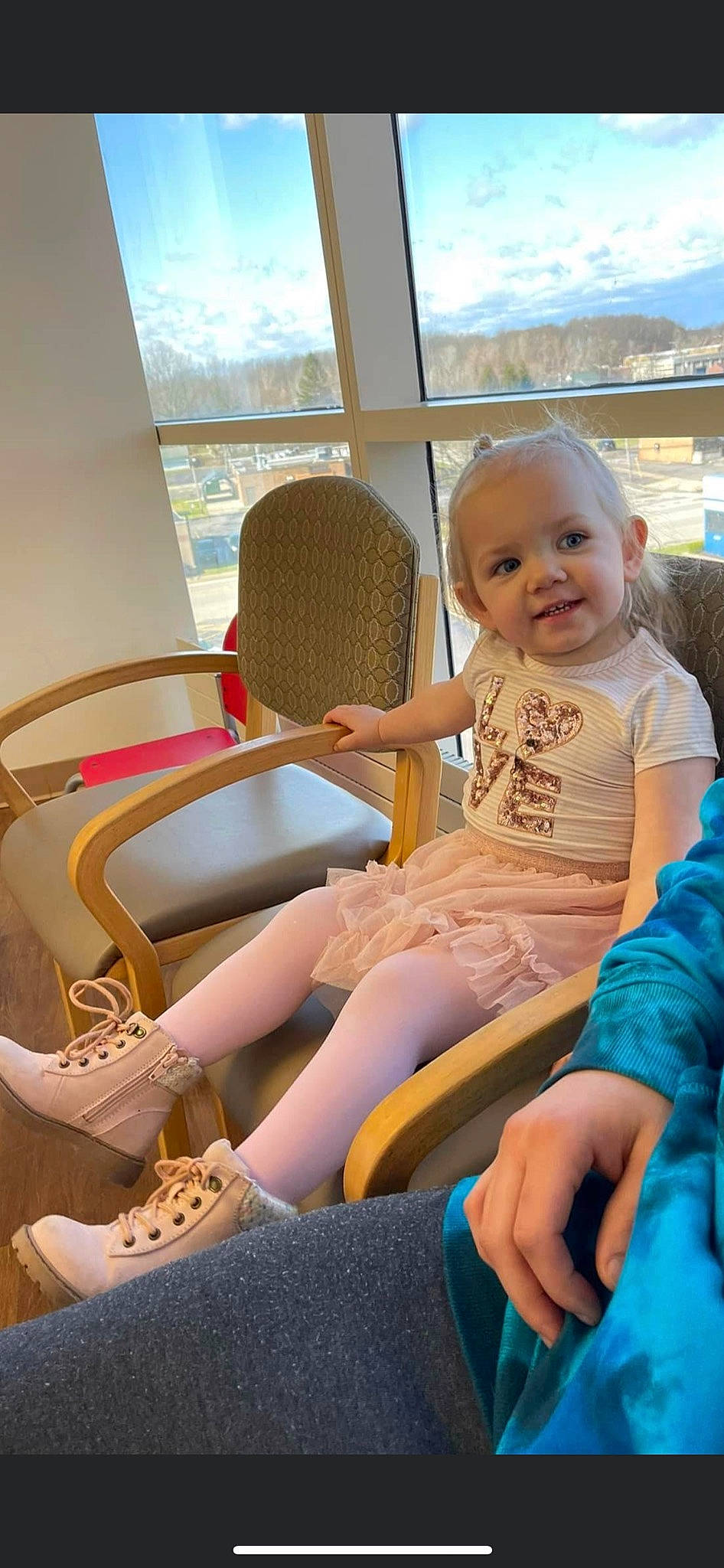 Lillyanna is registered to the contest to win money with this photo: blue, chair, cloud, comfort, finger, fun, human_body, joint, joy, knee, lap, leg, leisure, person, shoe, shorts, shoulder, skin, sky, smile