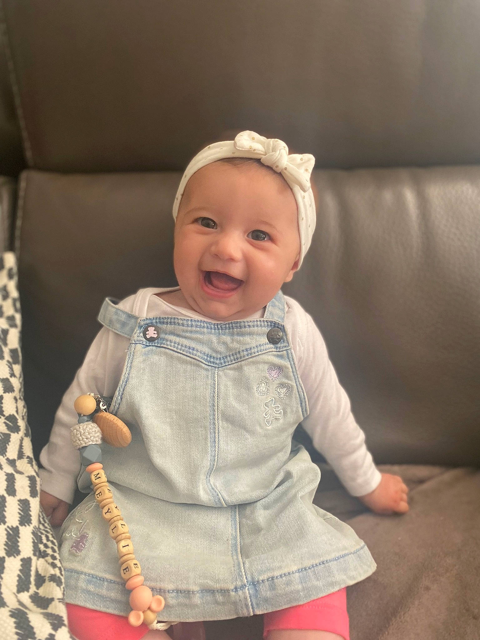 Meylie a rejoint le concours — aidez-le/la à gagner de superbes lots ! baby, baby_toddler_clothing, beauty, cheek, child, chin, comfort, couch, eye, hair, head, iris, lip, person, skin, sleeve, smile, standing, textile, toddler