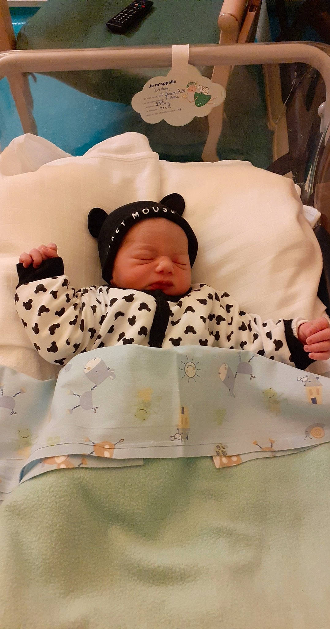 Adam a rejoint le concours — aidez-le/la à gagner de superbes lots ! baby, baby_safety, baby_sleeping, baby_toddler_clothing, bedding, bedtime, carmine, child, comfort, event, headwear, linens, pattern, person, room, sleep, sleeve, toddler