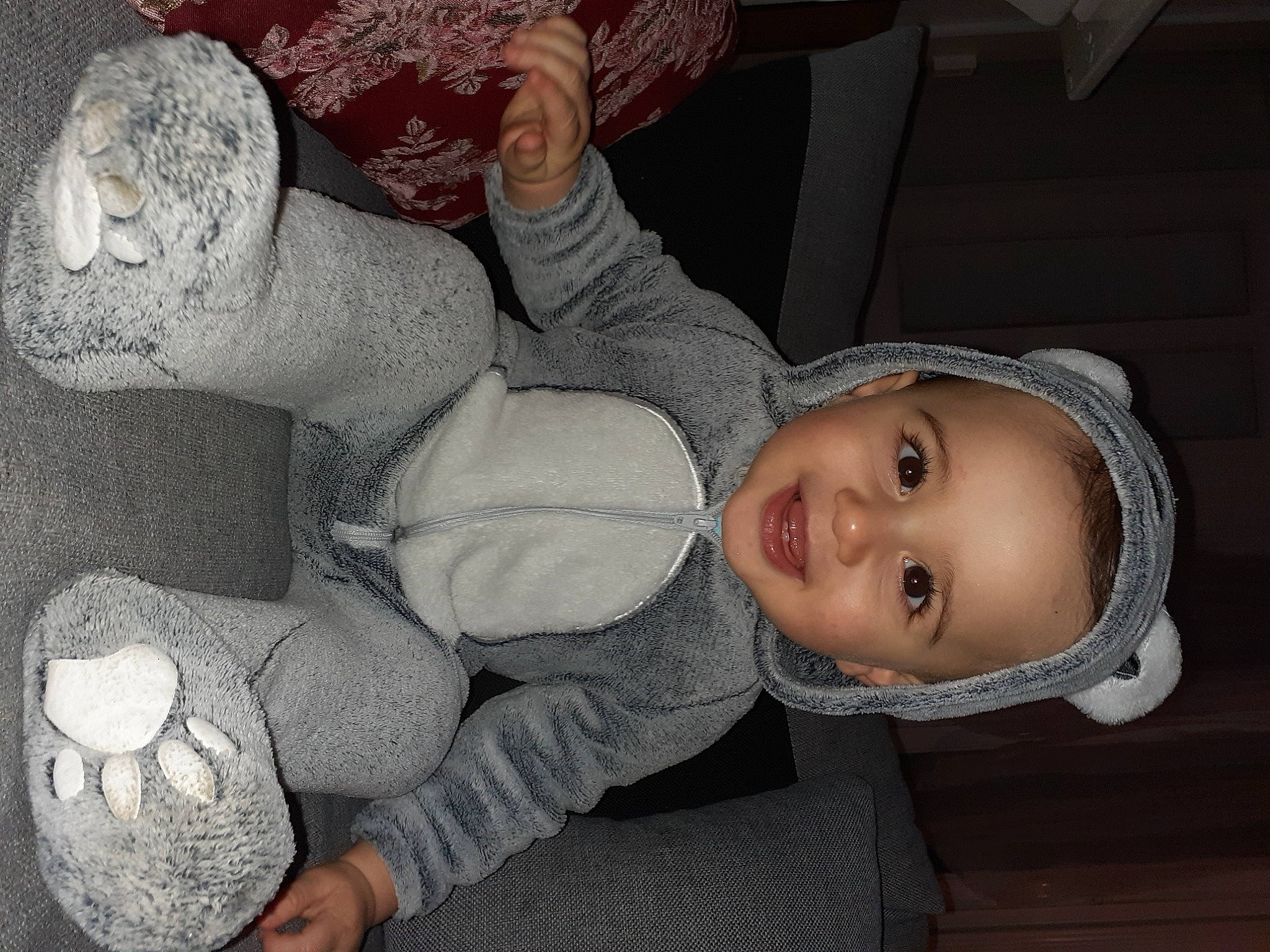 Adam participe au concours pour gagner de l'argent avec cette photo : baby, baby_toddler_clothing, cheek, child, comfort, elbow, eye, finger, gesture, hand, happy, hat, headgear, human, joy, monochrome, mouth, nose, person, skin