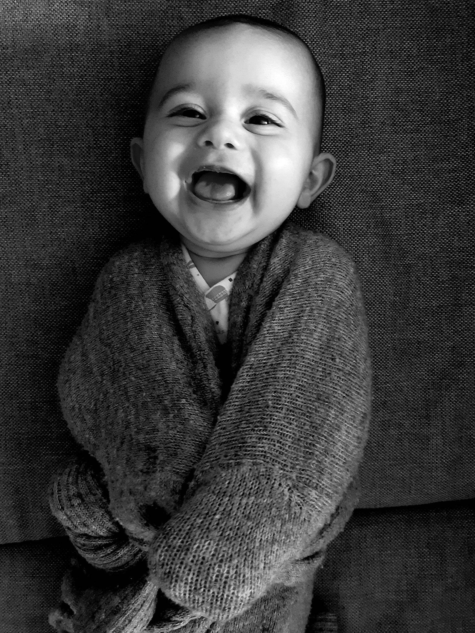Adam a rejoint le concours — aidez-le/la à gagner de superbes lots ! baby, baby_toddler_clothing, cheek, collar, comfort, eye, face, flash_photography, grey, happy, head, iris, monochrome, nose, organ, outerwear, people, person, sleeve, smile