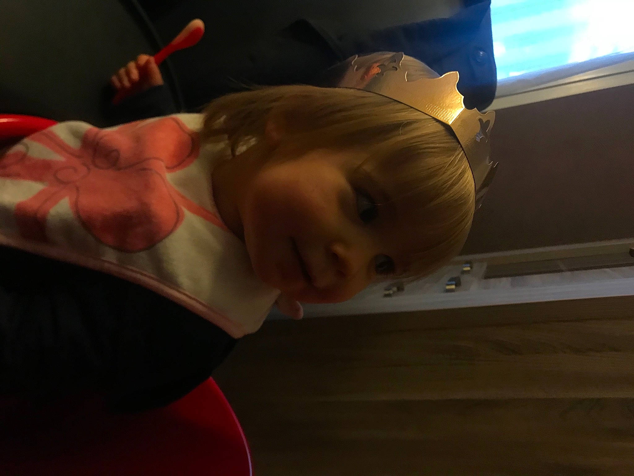 Romane participe au concours pour gagner de l'argent avec cette photo : arm, chest, chin, ear, elbow, eye, eyelash, eyewear, face, flash_photography, fun, gesture, happy, head, human_body, mouth, neck, nose, person, smile