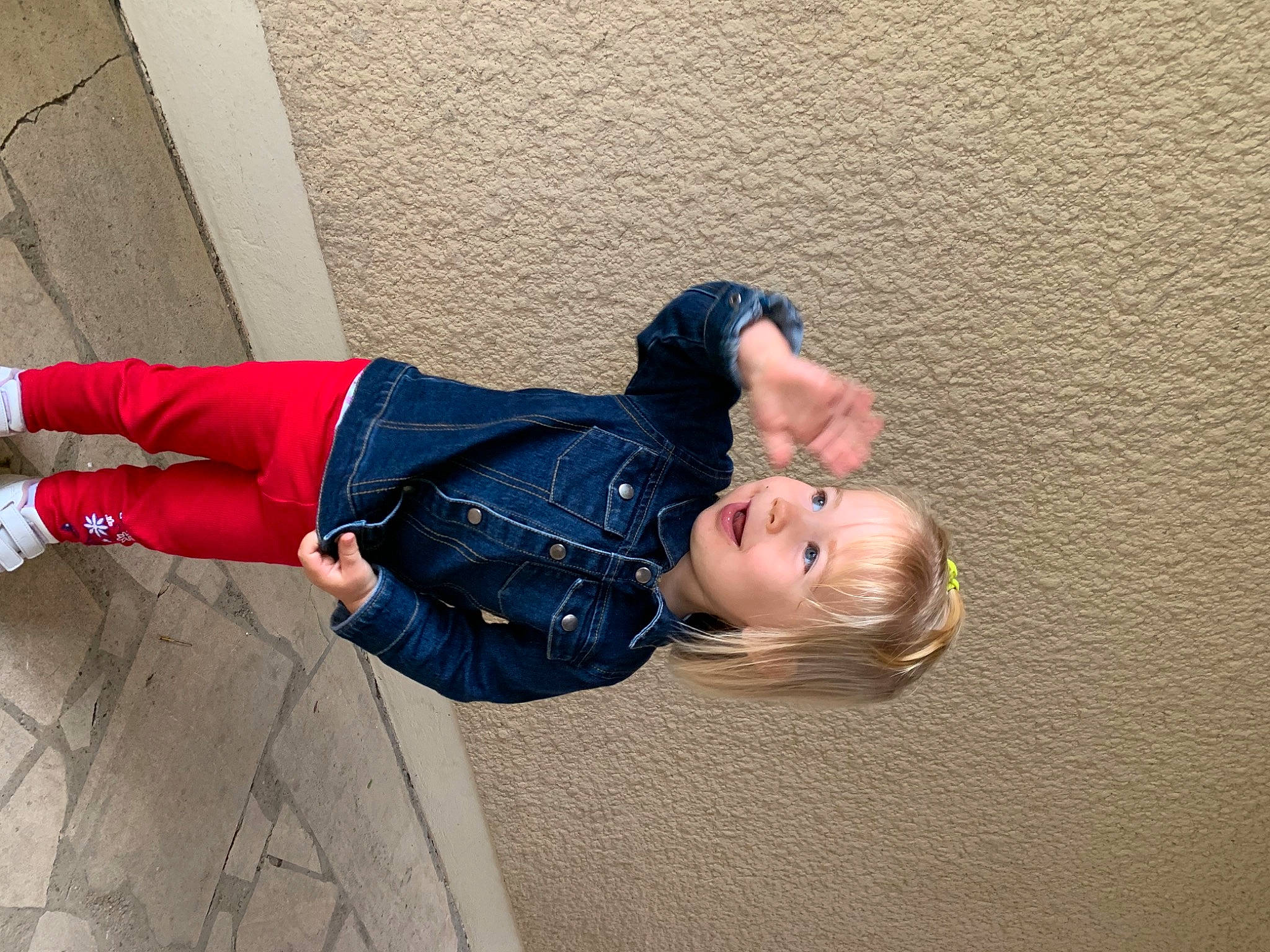 Romane a rejoint le concours — aidez-le/la à gagner de superbes lots ! boot, child, denim, electric_blue, flooring, fun, happy, hat, human_leg, jacket, knee, leisure, person, sitting, smile, sock, sportswear, street_fashion, thigh, toddler