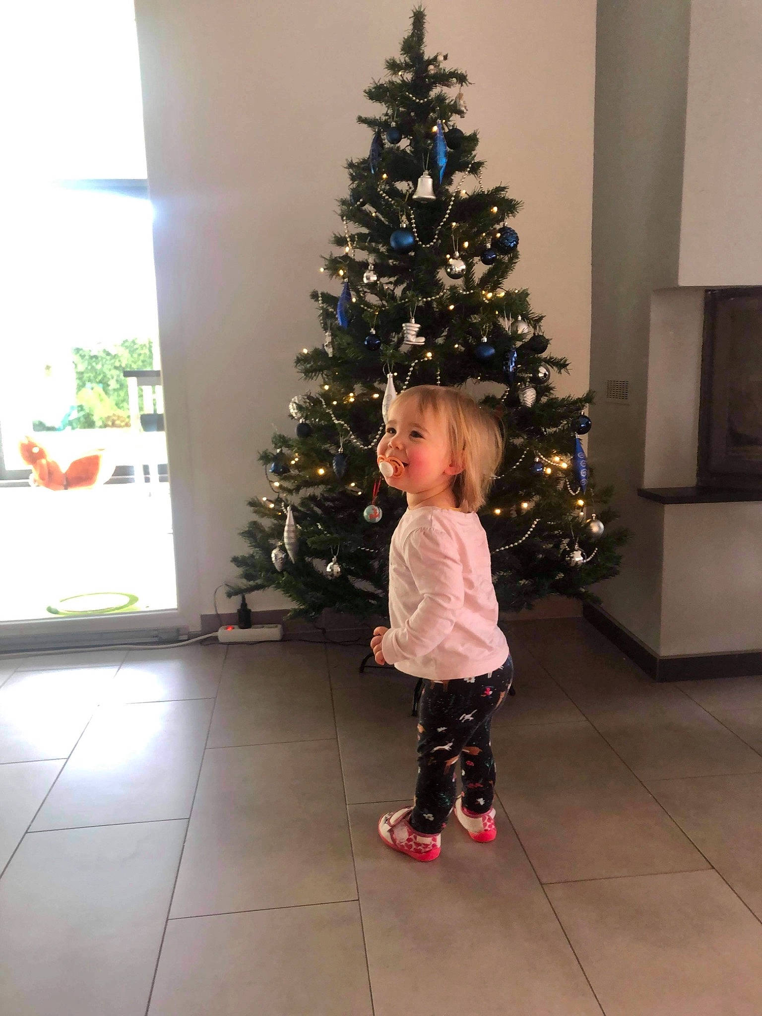 Romane a rejoint le concours — aidez-le/la à gagner de superbes lots ! beauty, christmas, christmas_decoration, christmas_eve, christmas_ornament, christmas_tree, conifer, event, evergreen, floor, flooring, holiday, holiday_ornament, ornament, person, plant, standing, tints_and_shades, toddler, tree