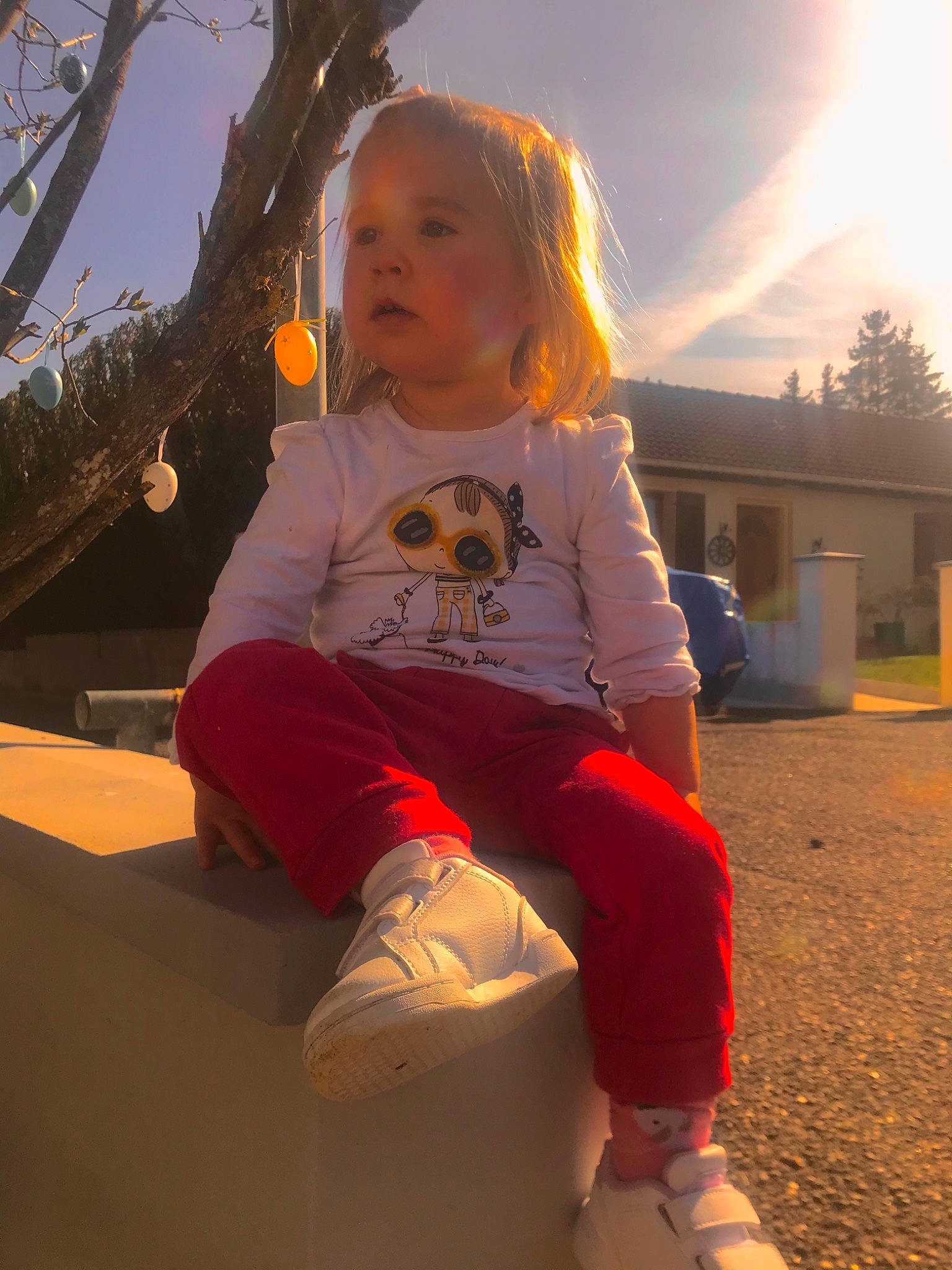 Romane participe au concours pour gagner de l'argent avec cette photo : baby_toddler_clothing, child, flash_photography, fun, grass, happy, human_leg, knee, leisure, orange, person, sitting, sky, sleeve, standing, t_shirt, thigh, tints_and_shades, toddler, tree