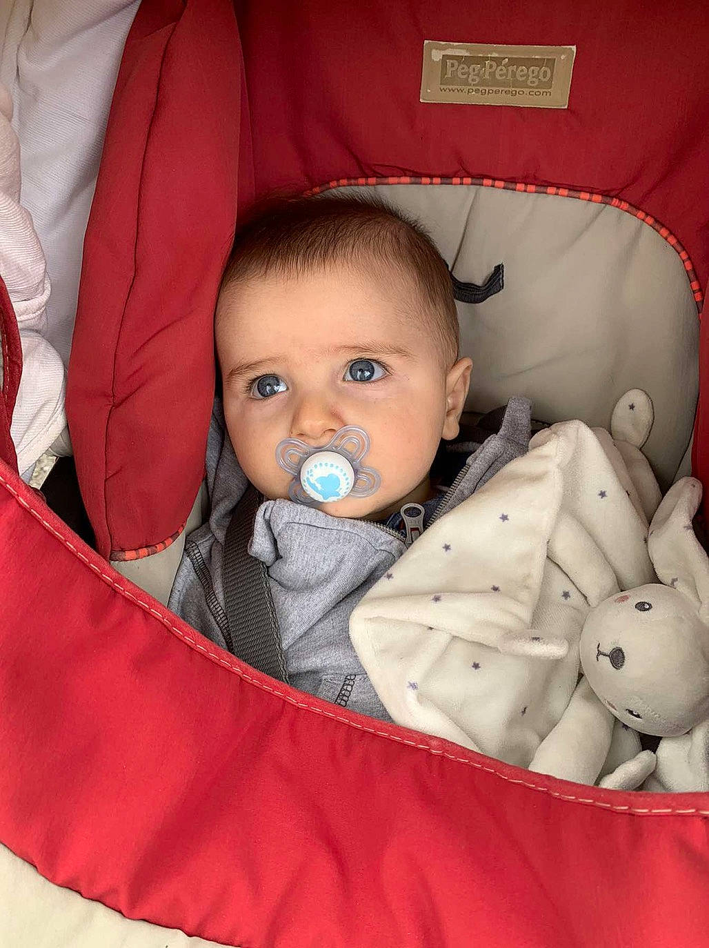 Yohan a rejoint le concours — aidez-le/la à gagner de superbes lots ! baby, baby_carriage, baby_products, baby_toddler_clothing, cheek, child, comfort, face, facial_expression, head, iris, mouth, nose, person, product, red, skin, sleeve, snapshot, textile