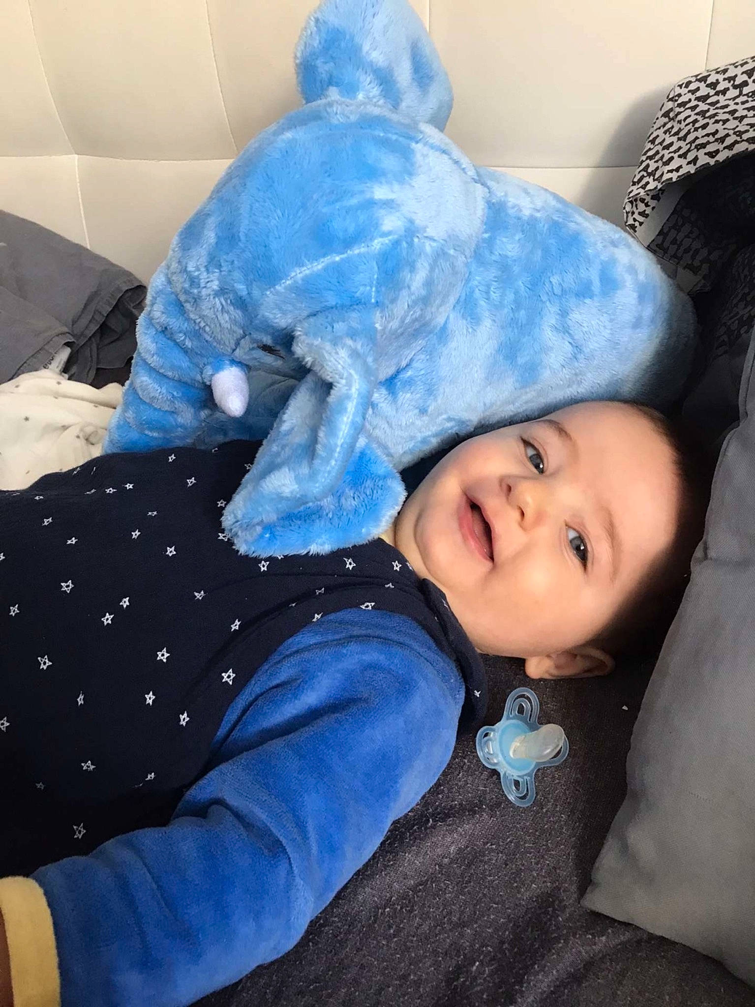 Yohan a rejoint le concours — aidez-le/la à gagner de superbes lots ! baby_toddler_clothing, blue, cap, child, comfort, electric_blue, eye, fashion_accessory, flash_photography, freezing, fun, fur, happy, outerwear, person, sitting, smile, stuffed_toy, textile, toddler