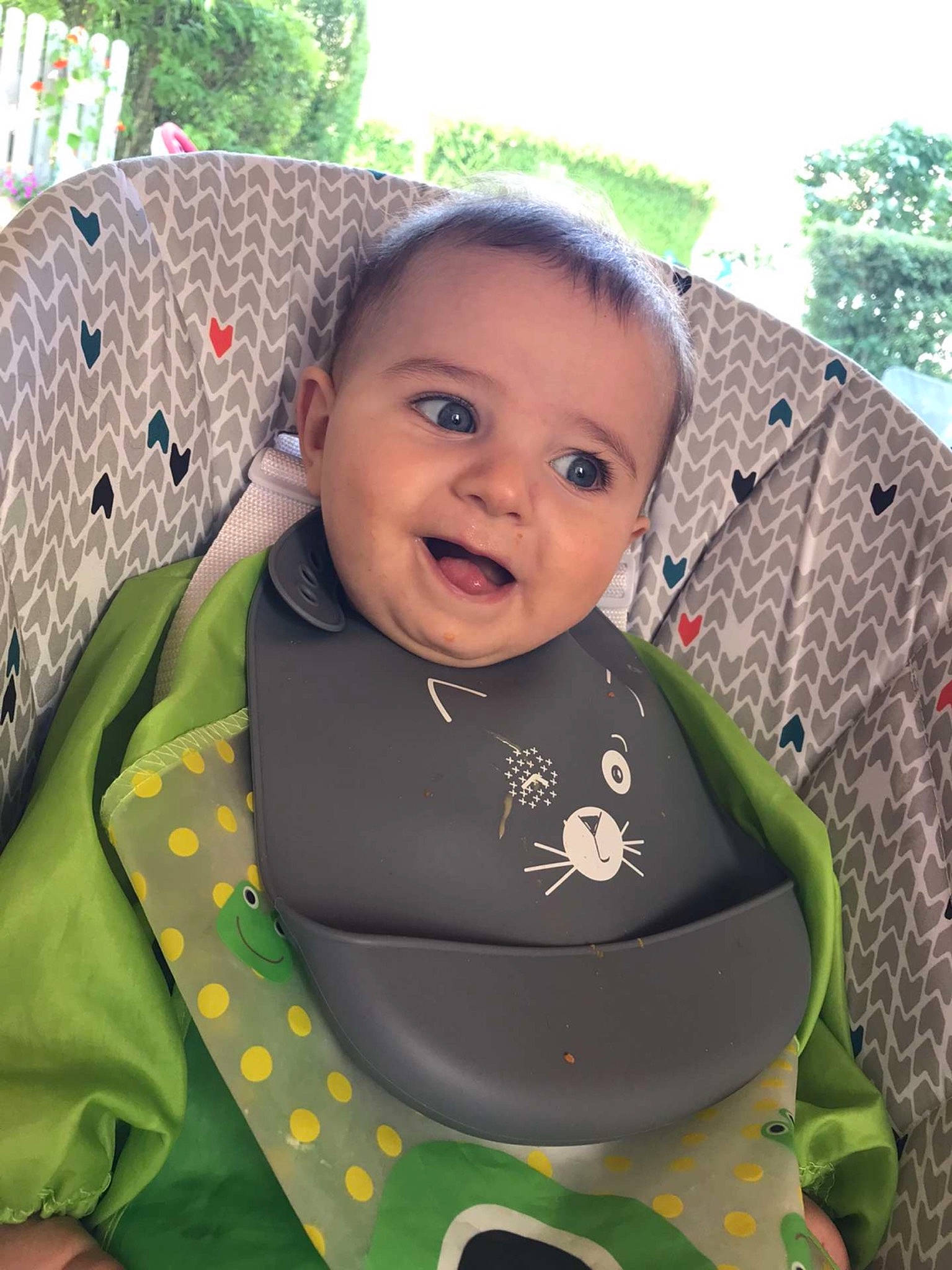 Yohan a rejoint le concours — aidez-le/la à gagner de superbes lots ! baby, baby_products, baby_toddler_clothing, bib, child, cool, face, fun, grass, happy, leisure, mammal, outerwear, person, sitting, skin, sleeve, smile, toddler, tree