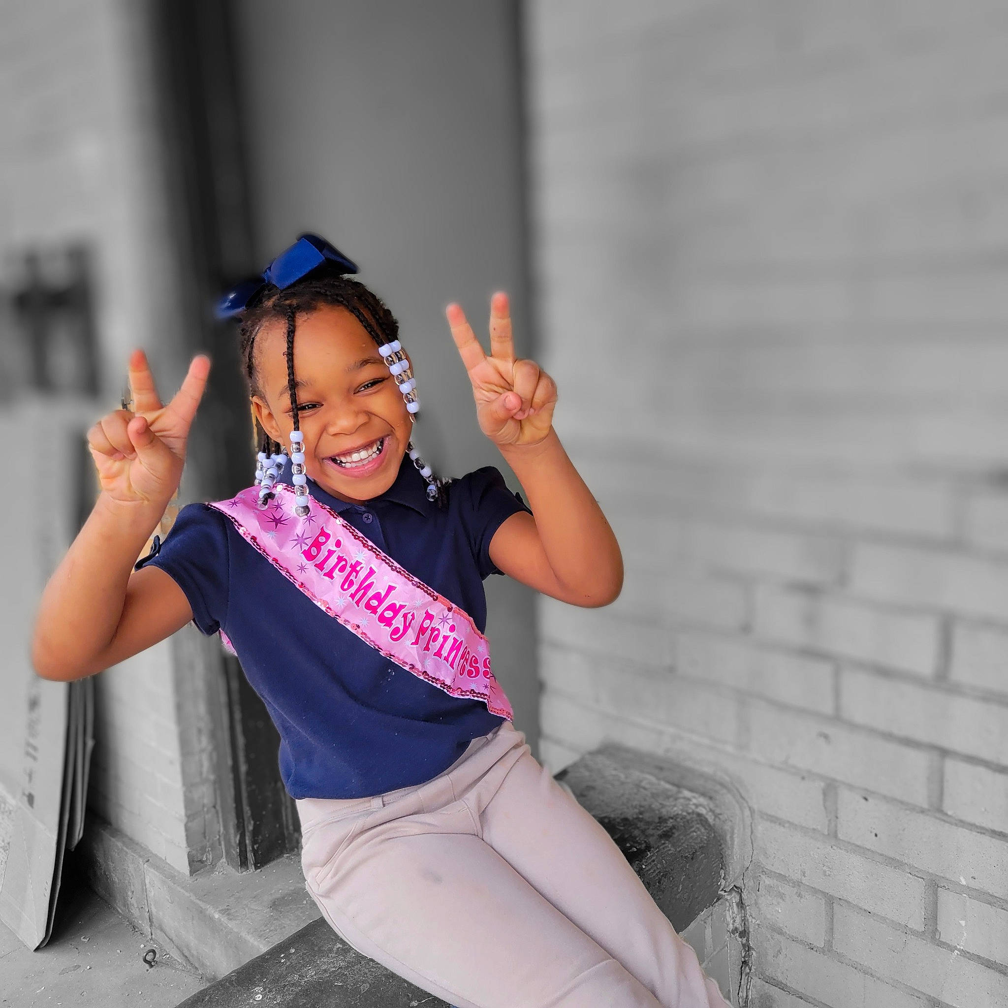 Gabrielle is registered to the contest to win money with this photo: active_pants, arm, elbow, electric_blue, entertainment, eyewear, flash_photography, happy, human_leg, joy, knee, leisure, magenta, person, sleeve, smile, sportswear, street_fashion, t_shirt, thigh