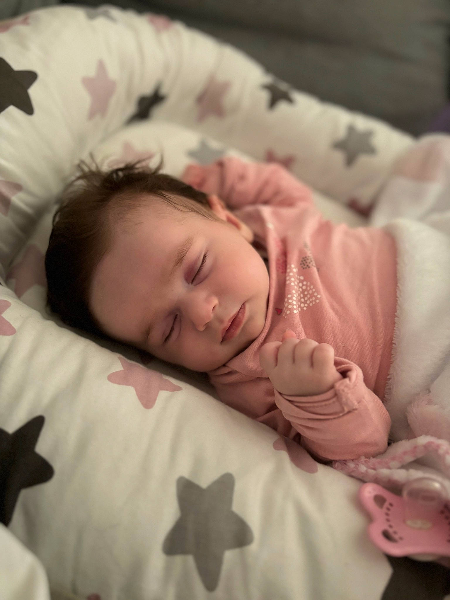 Victoire a rejoint le concours — aidez-le/la à gagner de superbes lots ! baby, baby_sleeping, baby_toddler_clothing, bedtime, cheek, child, comfort, eyelash, finger, hair, happy, head, linens, nose, person, room, skin, sleeve, textile, toddler