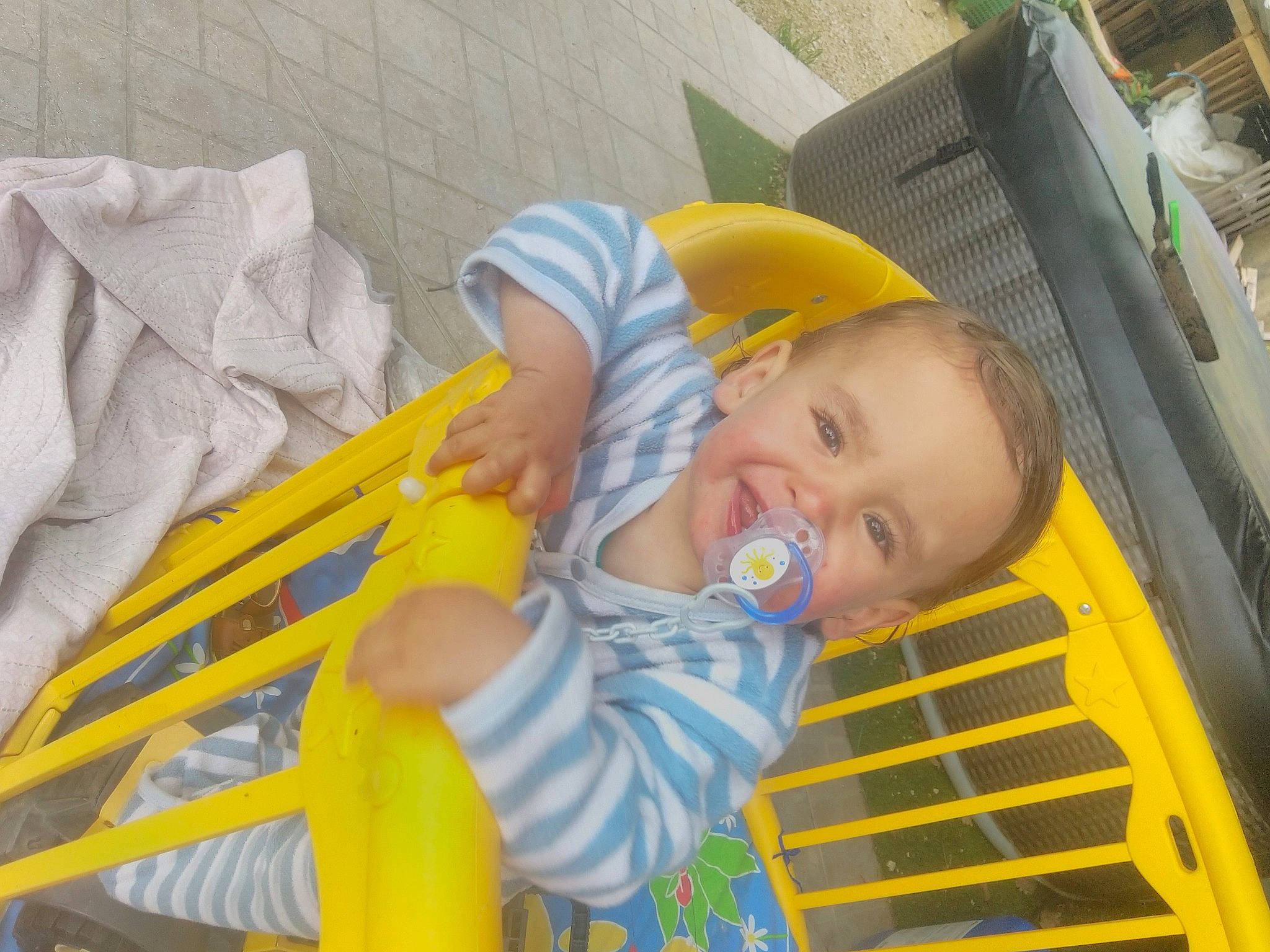 Leny a rejoint le concours — aidez-le/la à gagner de superbes lots ! baby, baby_products, baby_safety, baby_toddler_clothing, chair, child, comfort, fun, happy, hat, leisure, person, room, sitting, smile, toddler, vacation