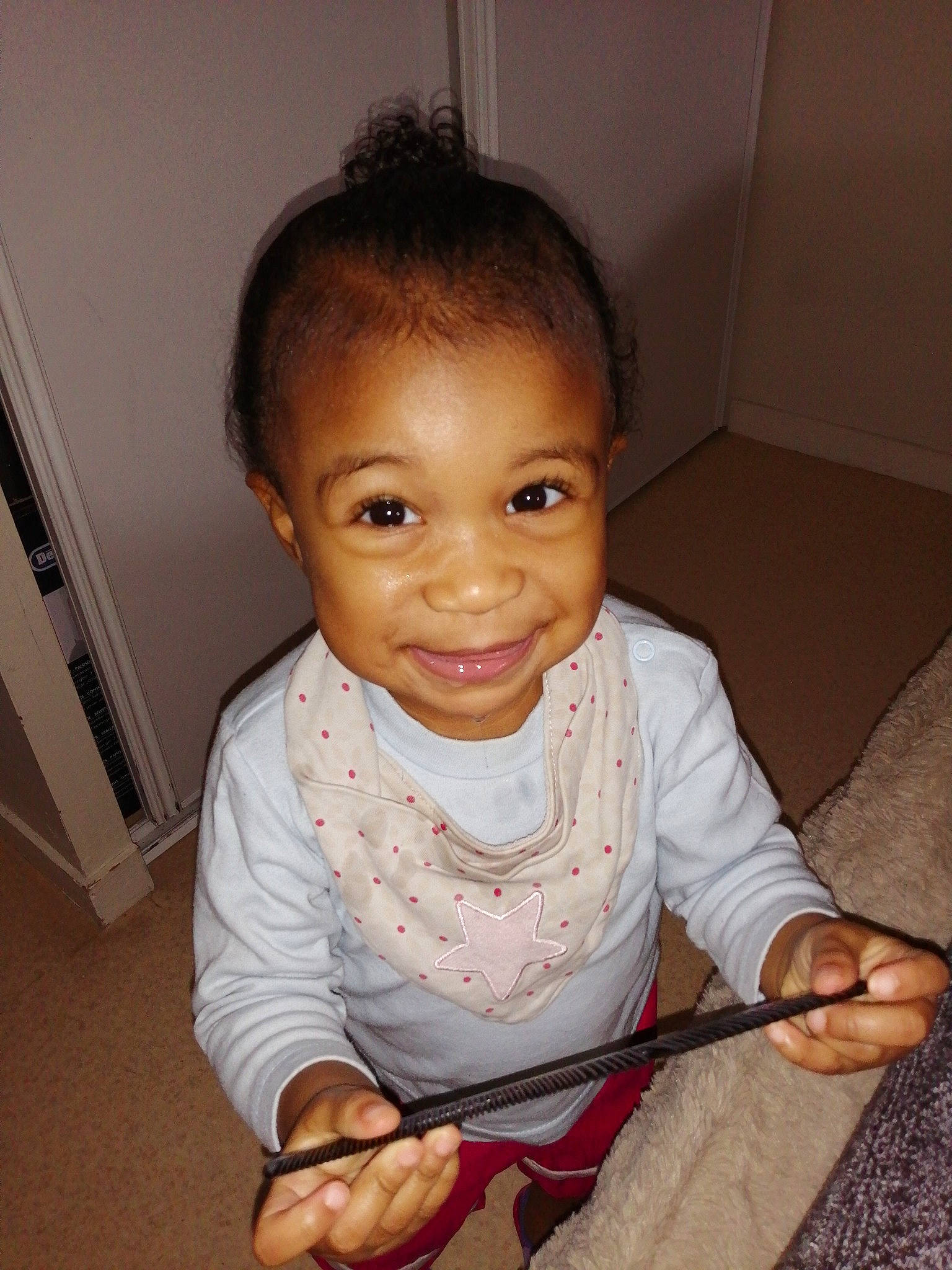 émilia a rejoint le concours — aidez-le/la à gagner de superbes lots ! baby_toddler_clothing, cheek, child, chin, eye, eyebrow, eyelash, facial_expression, finger, flooring, forehead, hairstyle, happy, joy, lip, nose, person, sitting, skin, sleeve