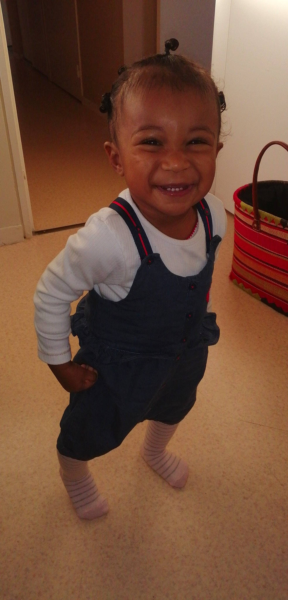 émilia a rejoint le concours — aidez-le/la à gagner de superbes lots ! baby, baby_toddler_clothing, basket, cheek, child, facial_expression, flooring, hair, happy, iris, joy, person, picnic_basket, shoulder, skin, sleeve, smile, storage_basket, t_shirt, thumb