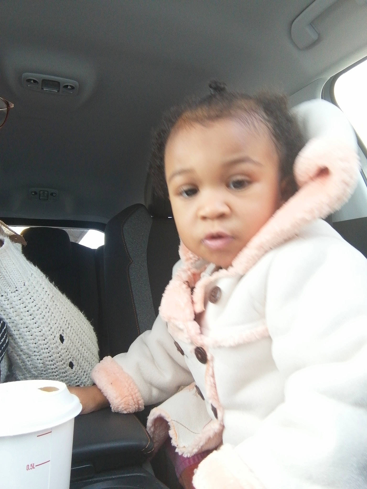 émilia a rejoint le concours — aidez-le/la à gagner de superbes lots ! auto_part, automotive_design, baby, baby_toddler_clothing, car, car_seat, cheek, child, comfort, cup, drinkware, family_car, head_restraint, nose, person, product, skin, smile, toddler, vehicle_door