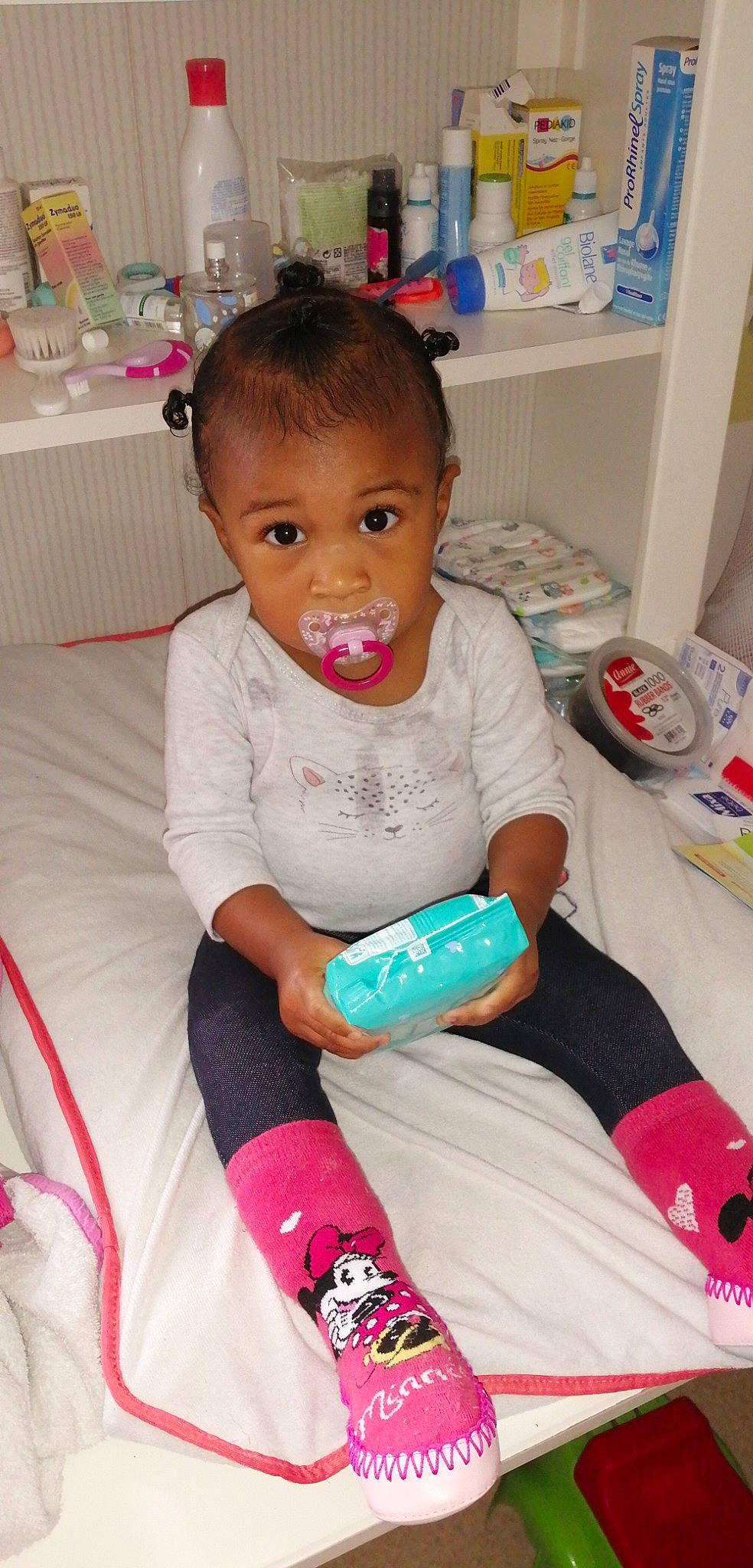 émilia participe au concours pour gagner de l'argent avec cette photo : arm, baby, baby_playing_with_toys, baby_toddler_clothing, cheek, child, comfort, eyelash, fun, happy, head, knee, person, pink, skin, sleeve, smile, sock, t_shirt, thigh