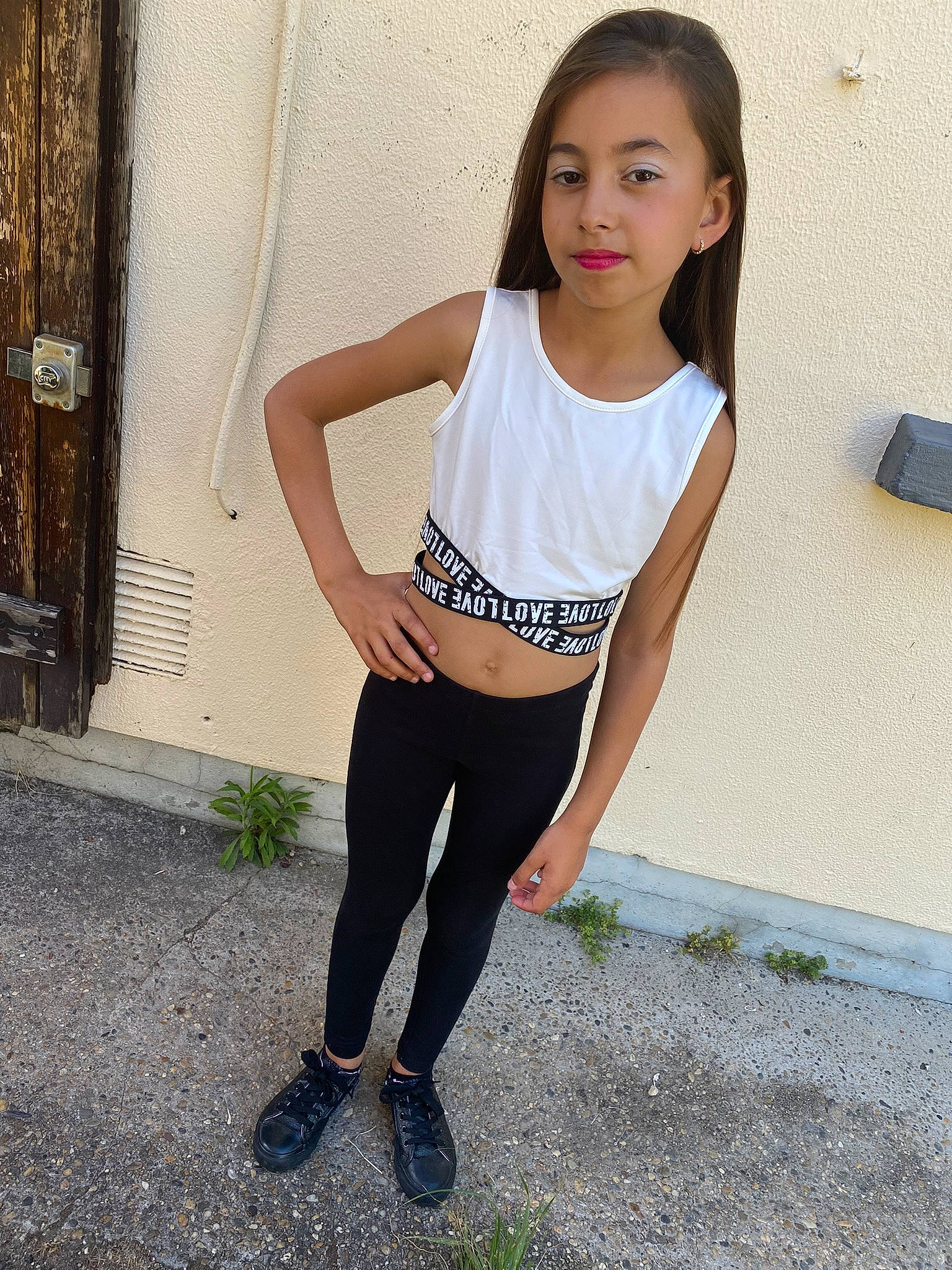 Kellya participe au concours pour gagner de l'argent avec cette photo : abdomen, active_pants, denim, elbow, fashion_design, flash_photography, hair, head, human_leg, joy, knee, leg, long_hair, neck, person, sleeve, sleeveless_shirt, sportswear, t_shirt, thigh