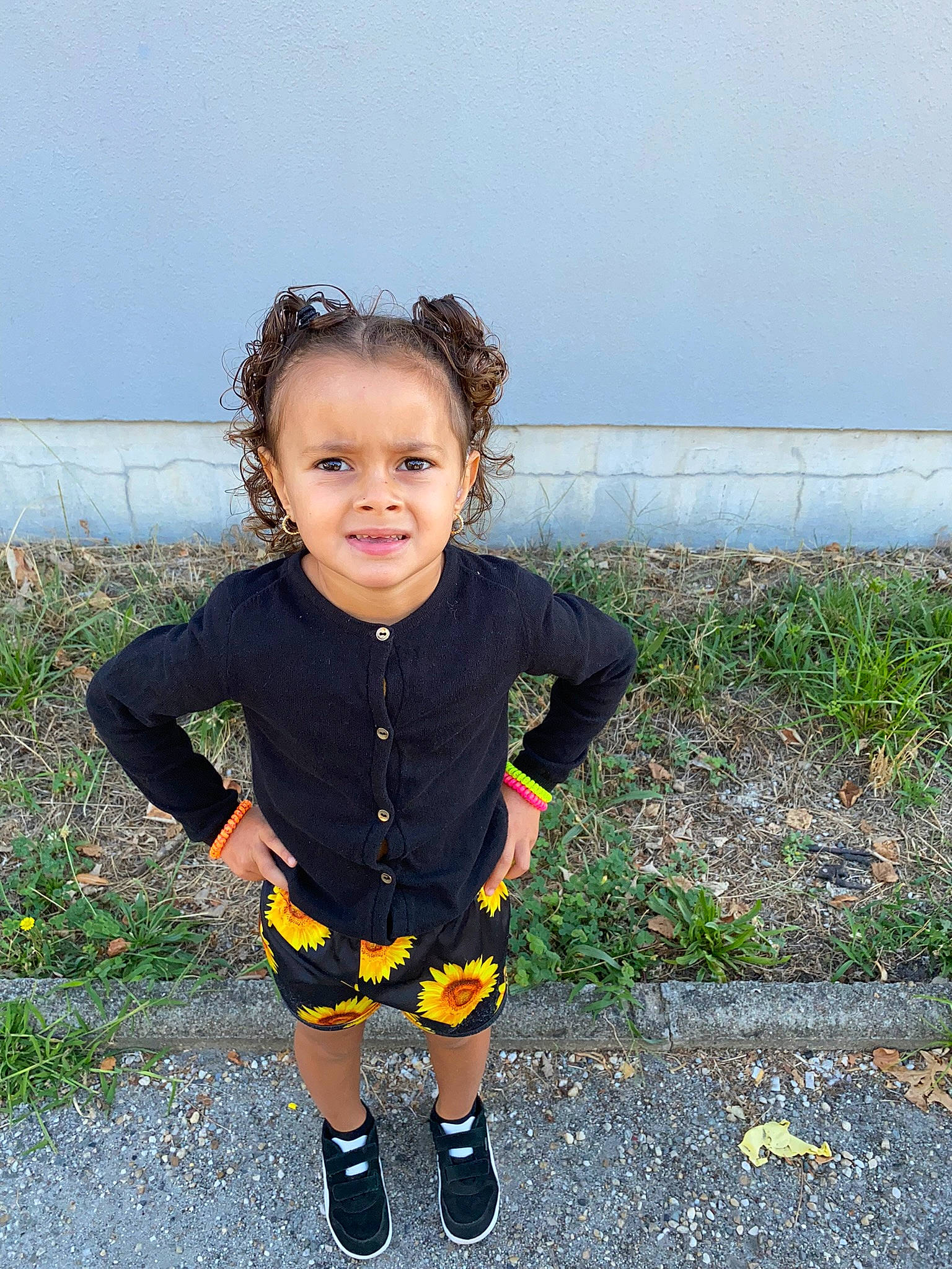 Marie participe au concours pour gagner de l'argent avec cette photo : asphalt, baby_toddler_clothing, child, electric_blue, face, flash_photography, fun, grass, happy, knee, pattern, people_in_nature, person, photo_shoot, plant, recreation, sitting, sky, sleeve, t_shirt