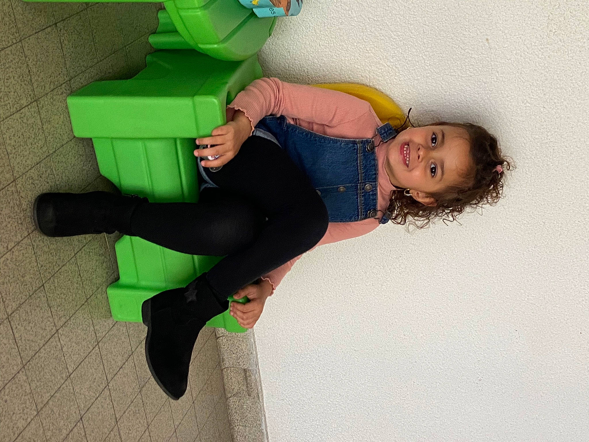 Marie participe au concours pour gagner de l'argent avec cette photo : chair, comfort, fun, happy, human_leg, joy, knee, leg, person, personal_protective_equipment, sandal, sitting, sleeve, smile, sock, sportswear, thigh, waist, wrist