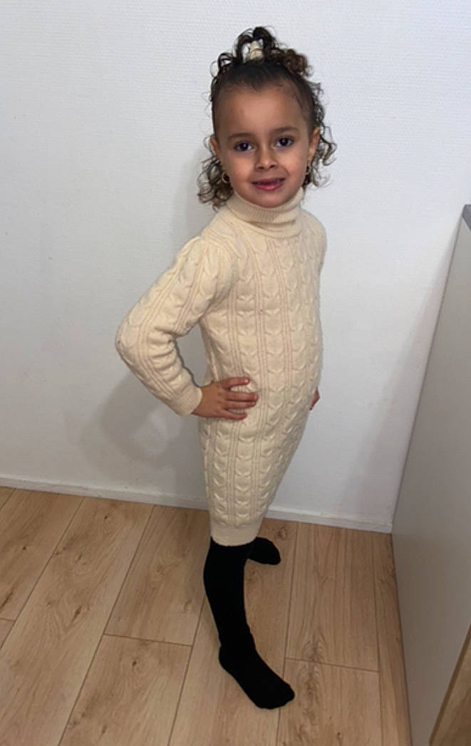 Marie participe au concours pour gagner de l'argent avec cette photo : day_dress, dress, eye, face, fashion_design, floor, flooring, hair, hairstyle, head, human_body, human_leg, joy, knee, one_piece_garment, person, sleeve, smile, thigh, trunk