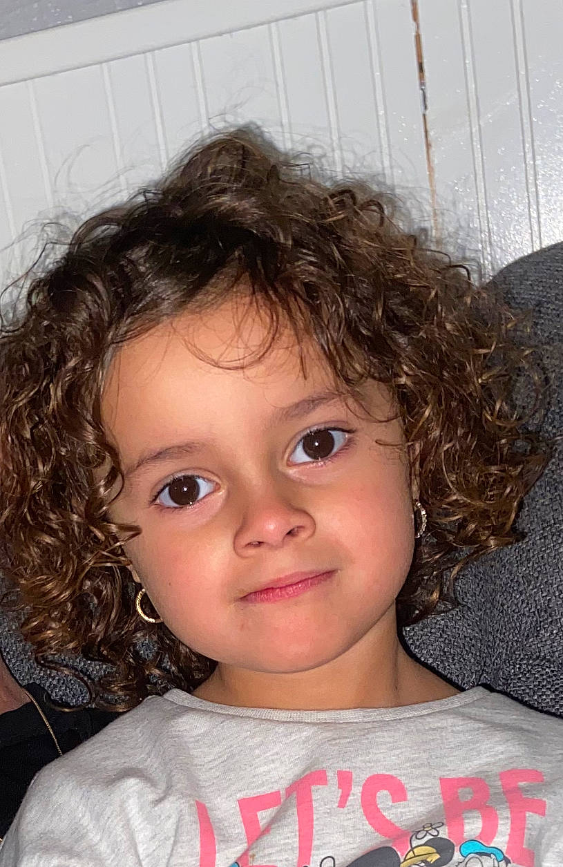 Marie a rejoint le concours — aidez-le/la à gagner de superbes lots ! black_hair, cheek, child, chin, eyebrow, eyelash, face, facial_expression, forehead, hair, hairstyle, happy, head, iris, joy, lip, mouth, neck, nose, person