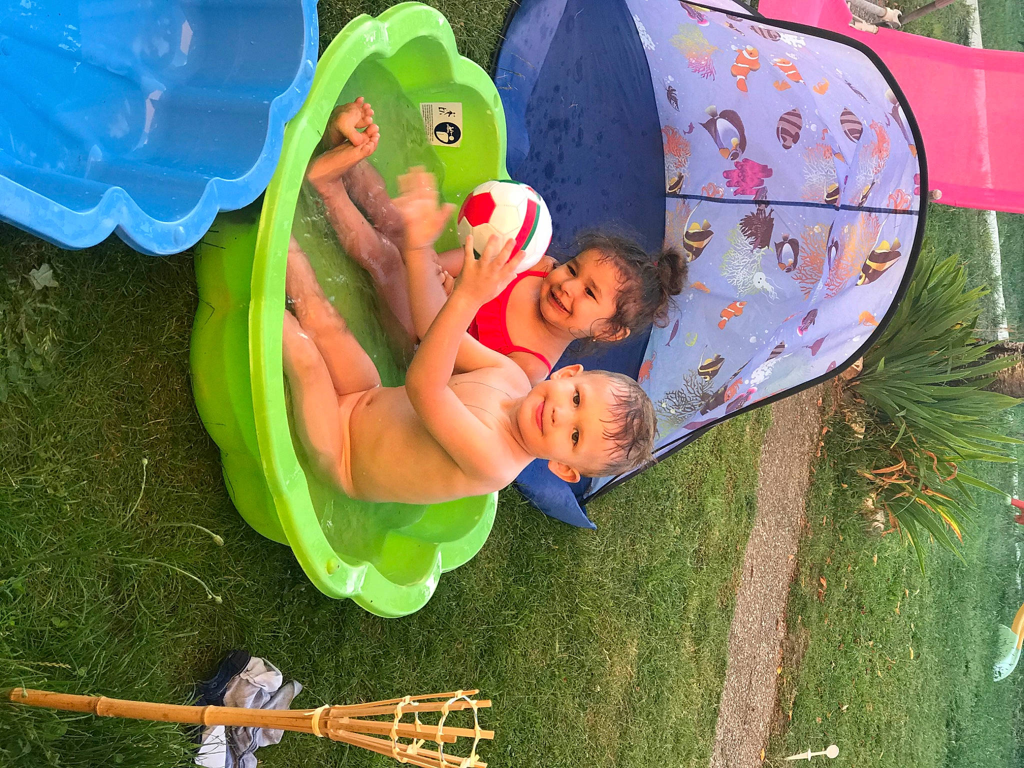 Tiago a rejoint le concours — aidez-le/la à gagner de superbes lots ! art, baby, child, event, fashion_accessory, fictional_character, fun, grass, happy, holiday, joy, leisure, linens, people_in_nature, person, plant, play, recreation, smile, toddler