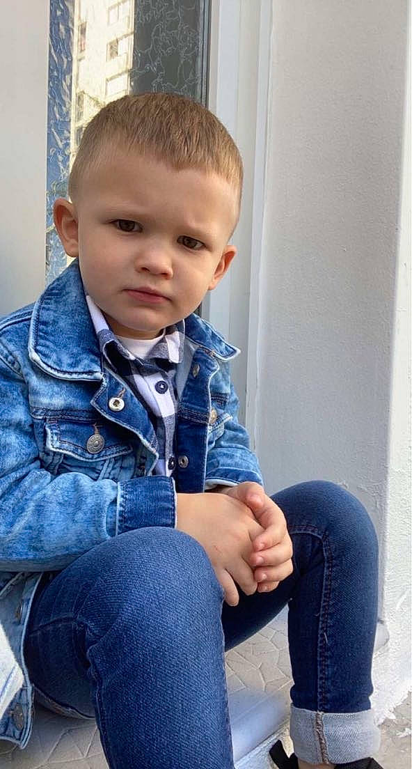 Tiago a rejoint le concours — aidez-le/la à gagner de superbes lots ! arm, baby_toddler_clothing, cheek, collar, denim, dress_shirt, electric_blue, eyelash, flash_photography, head, human_body, iris, neck, nose, person, shoulder, skin, sleeve, standing, t_shirt