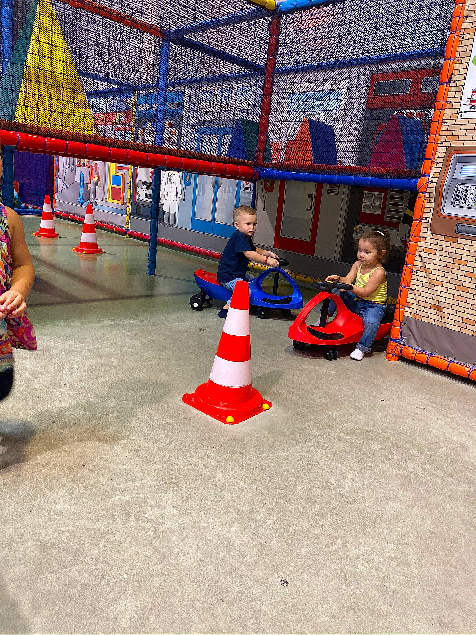 Tiago a rejoint le concours — aidez-le/la à gagner de superbes lots ! amusement_ride, child, chute, city, cone, electric_blue, event, fictional_character, fun, games, leisure, machine, nonbuilding_structure, outdoor_play_equipment, person, play, playground, recreation, room, transport