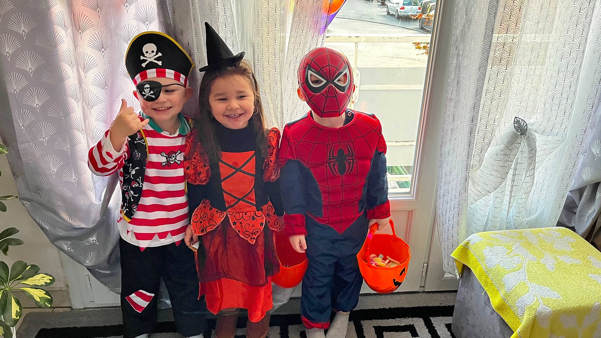 Tiago participe au concours pour gagner de l'argent avec cette photo : bag, boot, child, costume, event, eyewear, fictional_character, fun, happy, headwear, joy, leisure, luggage_and_bags, orange, person, personal_protective_equipment, recreation, red, shorts, smile