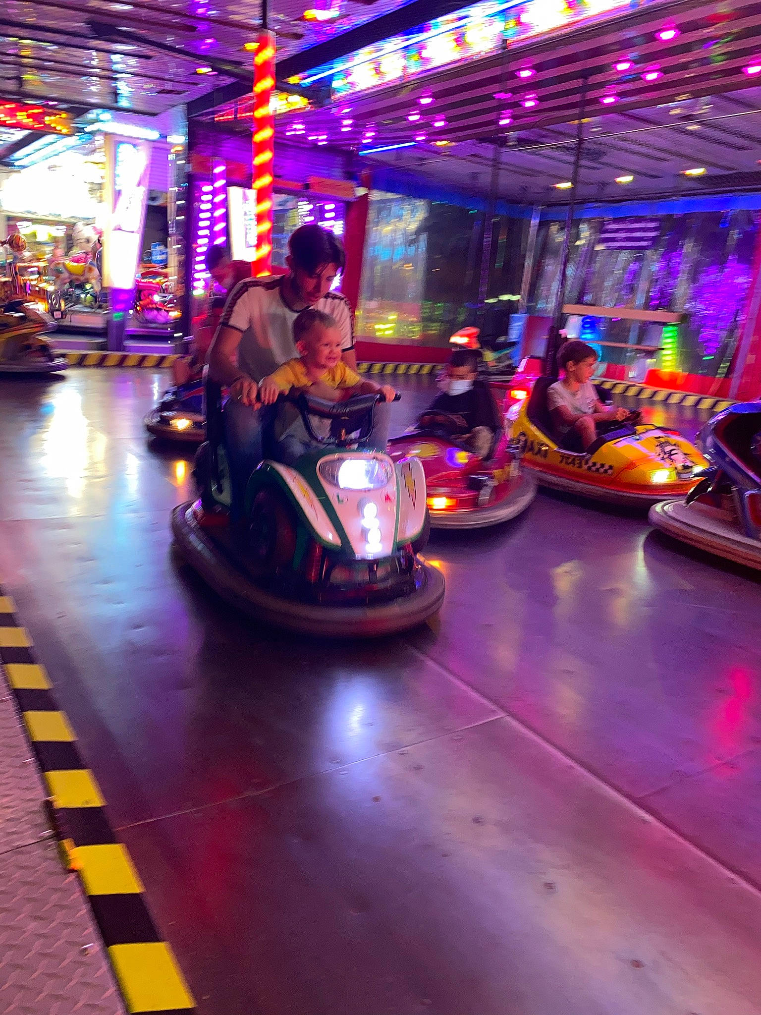 Tiago participe au concours pour gagner de l'argent avec cette photo : amusement_ride, auto_part, automotive_design, automotive_exterior, automotive_lighting, automotive_tire, automotive_wheel_system, bumper, event, fun, headlamp, leisure, magenta, motor_vehicle, neon, person, purple, recreation, tire, vehicle