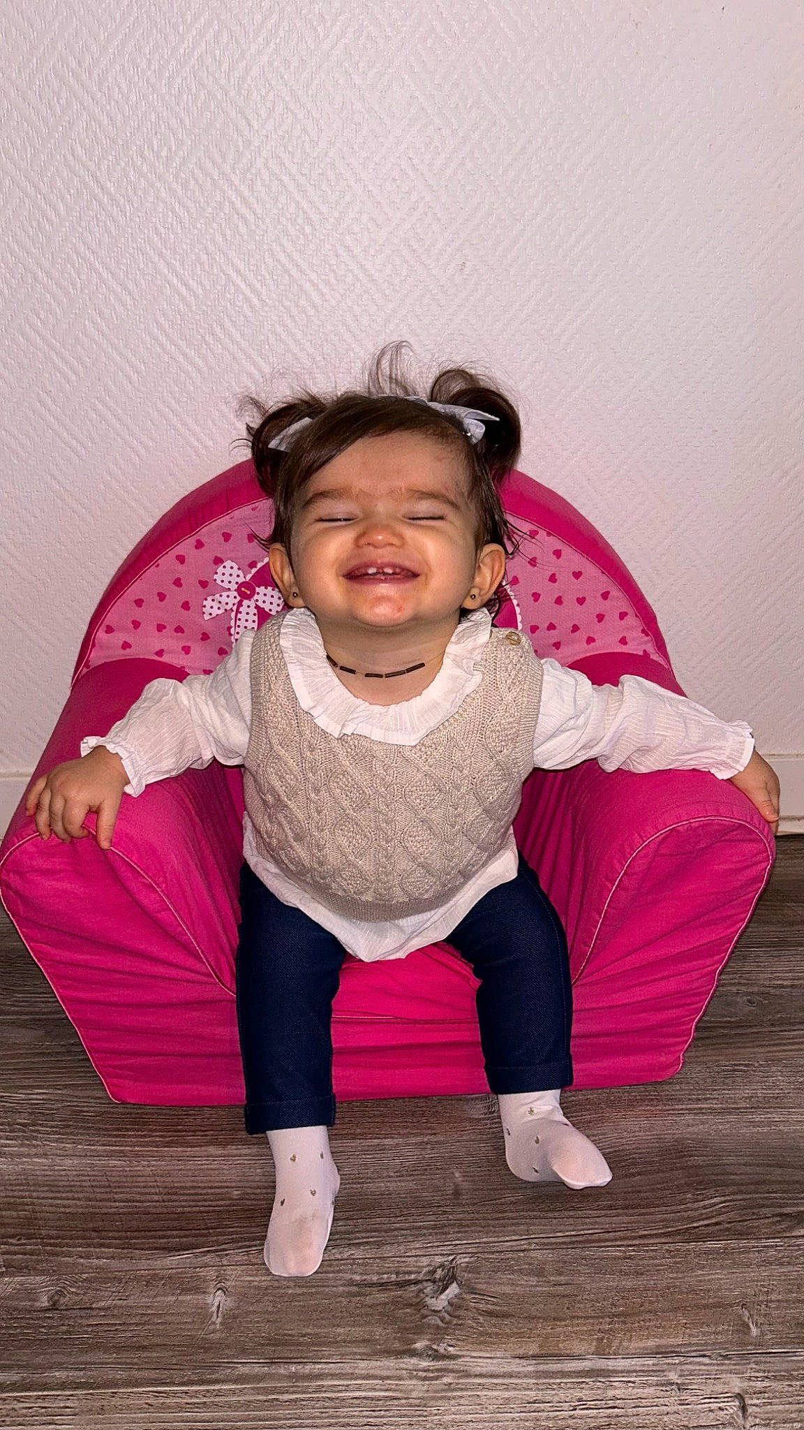 Mya a rejoint le concours — aidez-le/la à gagner de superbes lots ! baby_toddler_clothing, cheek, child, facial_expression, flash_photography, floor, flooring, fun, happy, hardwood, joy, leisure, magenta, person, pink, purple, sitting, sleeve, smile, t_shirt