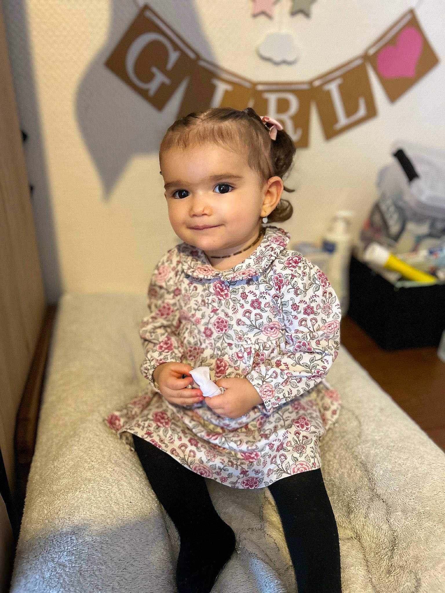 Mya a rejoint le concours — aidez-le/la à gagner de superbes lots ! baby_toddler_clothing, dress, embellishment, event, eye, face, fashion_accessory, fashion_design, flooring, fun, happy, head, human_leg, iris, joy, knee, magenta, person, sitting, sleeve