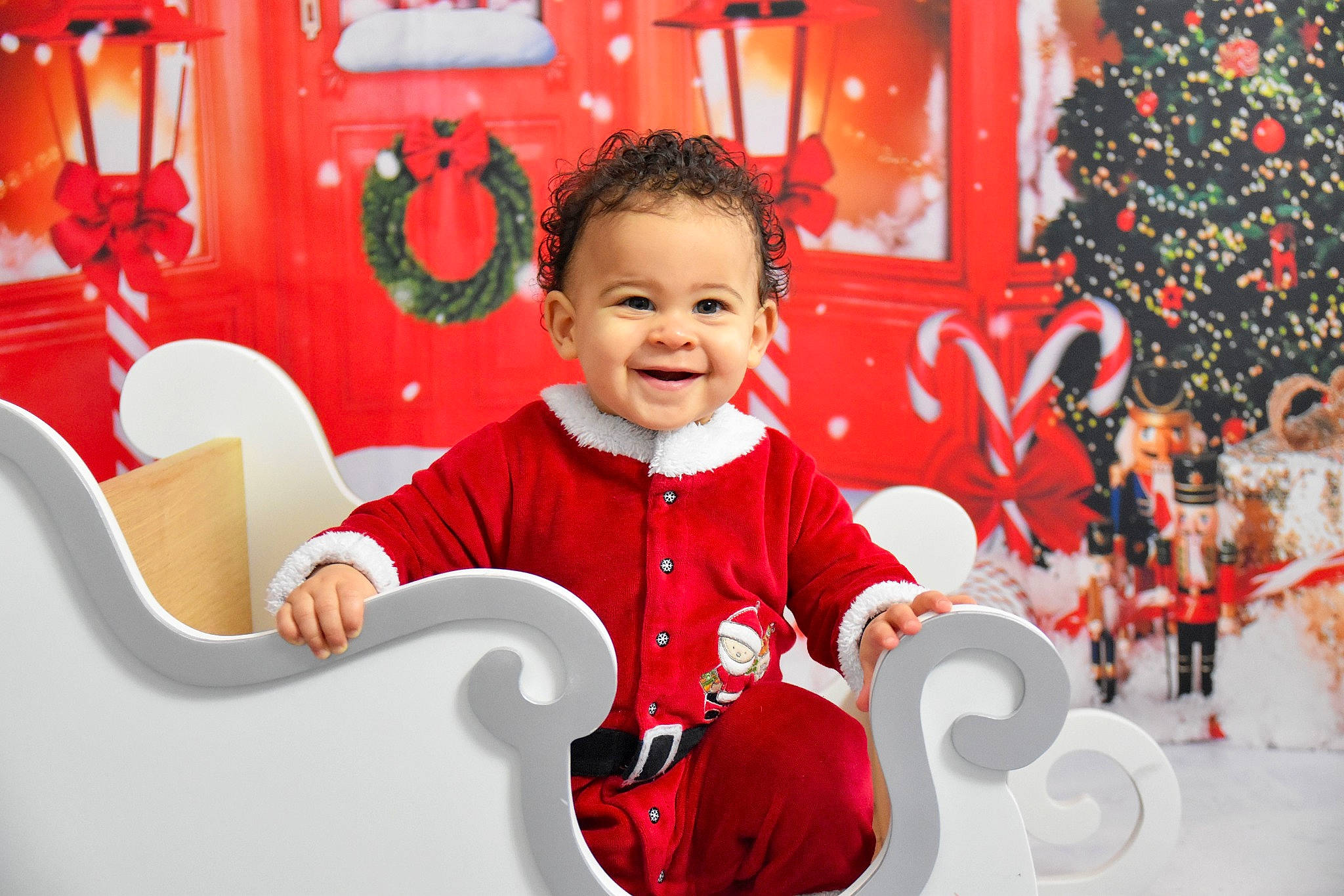 Kyle participe au concours pour gagner de l'argent avec cette photo : baby_toddler_clothing, child, christmas, christmas_eve, christmas_tree, event, facial_expression, fun, happy, holiday, joy, leisure, person, red, sleeve, smile, snapshot, standing, t_shirt, toddler