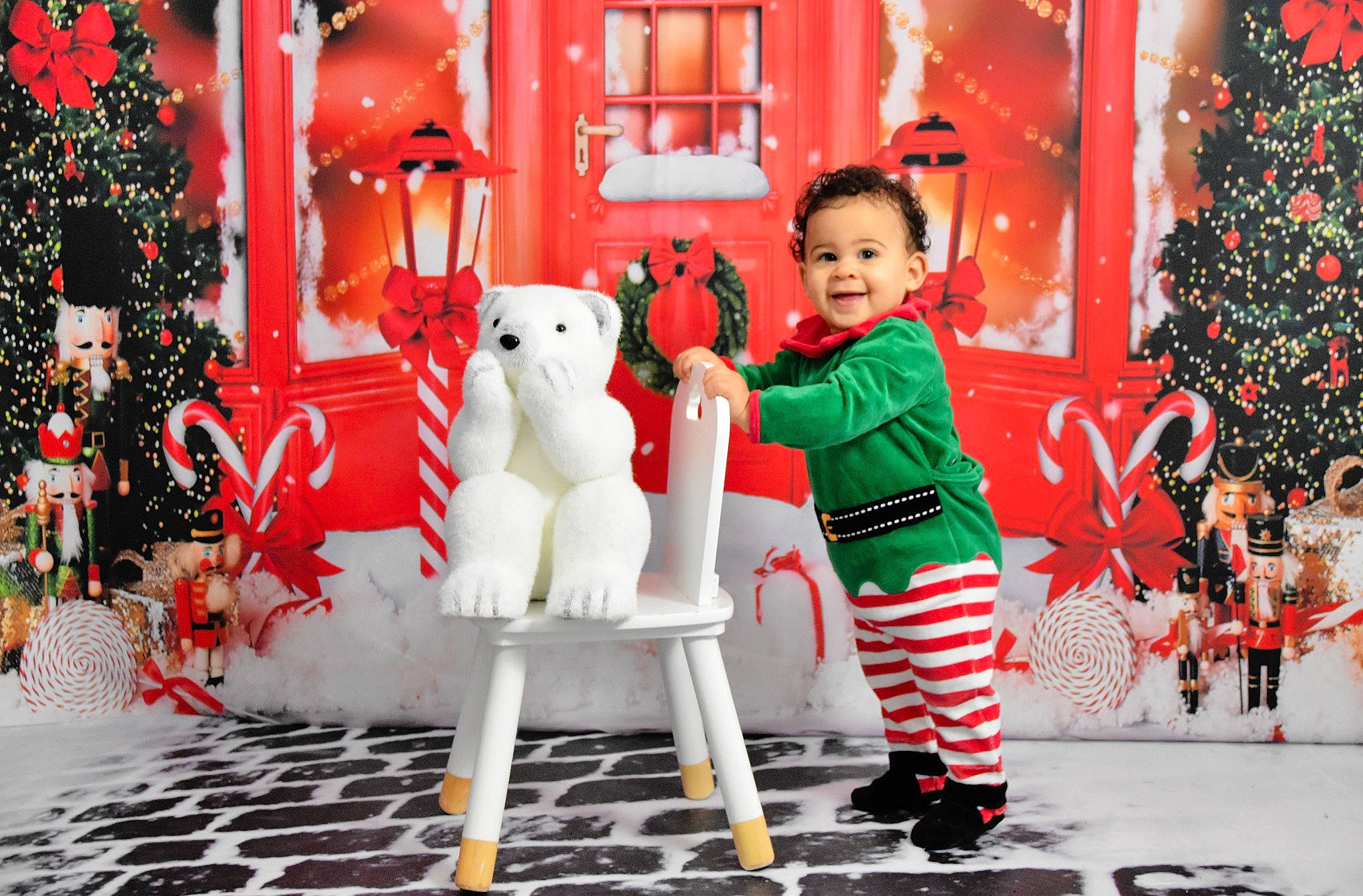 Kyle a rejoint le concours — aidez-le/la à gagner de superbes lots ! christmas, christmas_decoration, christmas_eve, christmas_ornament, christmas_tree, decoration, event, fun, happy, holiday, interior_design, joy, leisure, ornament, person, red, smile, snapshot, standing, tree