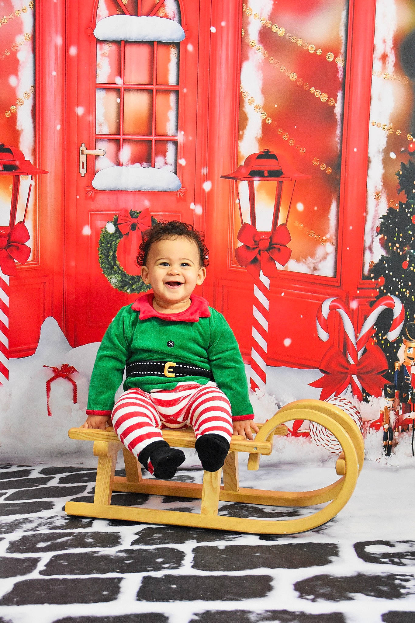 Kyle participe au concours pour gagner de l'argent avec cette photo : beauty, child, christmas_tree, event, flooring, fun, happy, human, joy, leisure, ornament, people, person, photograph, red, smile, snapshot, standing, toddler, tree