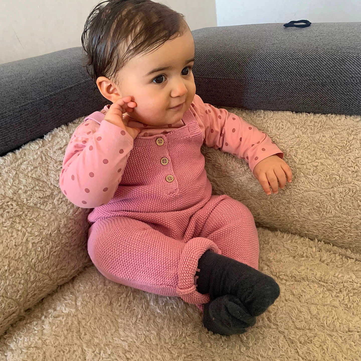 Zeyneb a rejoint le concours — aidez-le/la à gagner de superbes lots ! baby, casual, child, comfortable, couch, cozy, curly_hair, cute, hand_near_face, indoor, knitwear, looking_sideways, pink_clothing, portrait, seated, socks, sofa, soft_lighting, textured_fabric, young_child