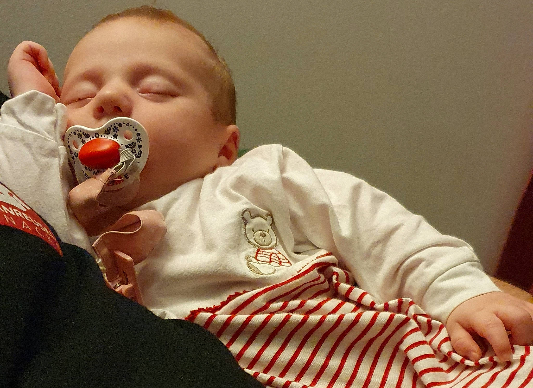 Eléonore participe au concours pour gagner de l'argent avec cette photo : arm, baby, baby_toddler_clothing, carmine, child, collar, comfort, finger, flesh, gesture, happy, head, human_body, human_leg, linens, nail, person, sitting, sleeve, thumb