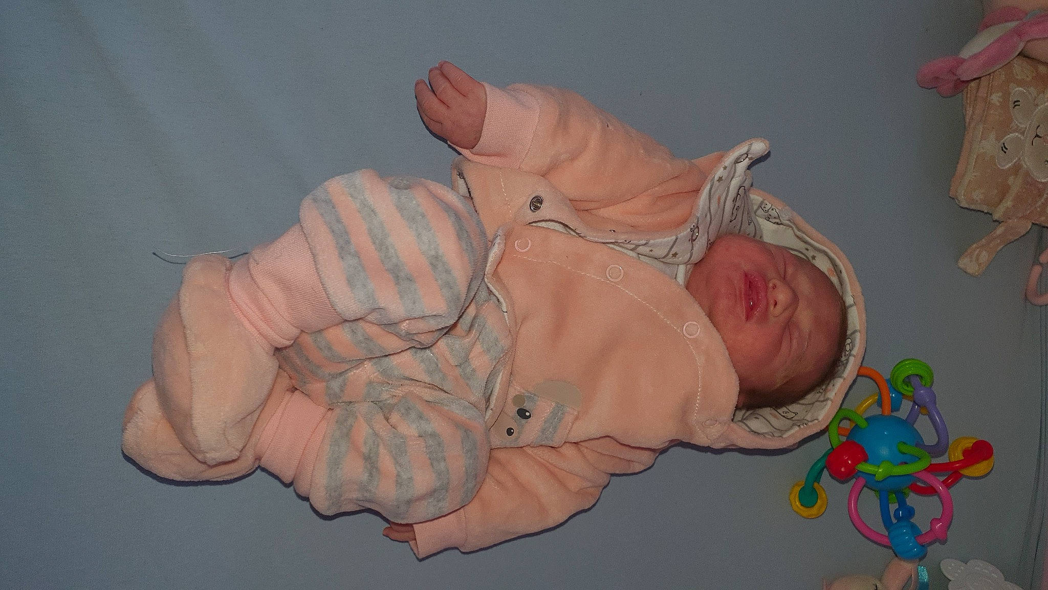 Eléonore a rejoint le concours — aidez-le/la à gagner de superbes lots ! baby, baby_products, baby_toddler_clothing, bedtime, child, comfort, finger, foot, gesture, nap, person, room, sleep, thumb, toddler, wrist