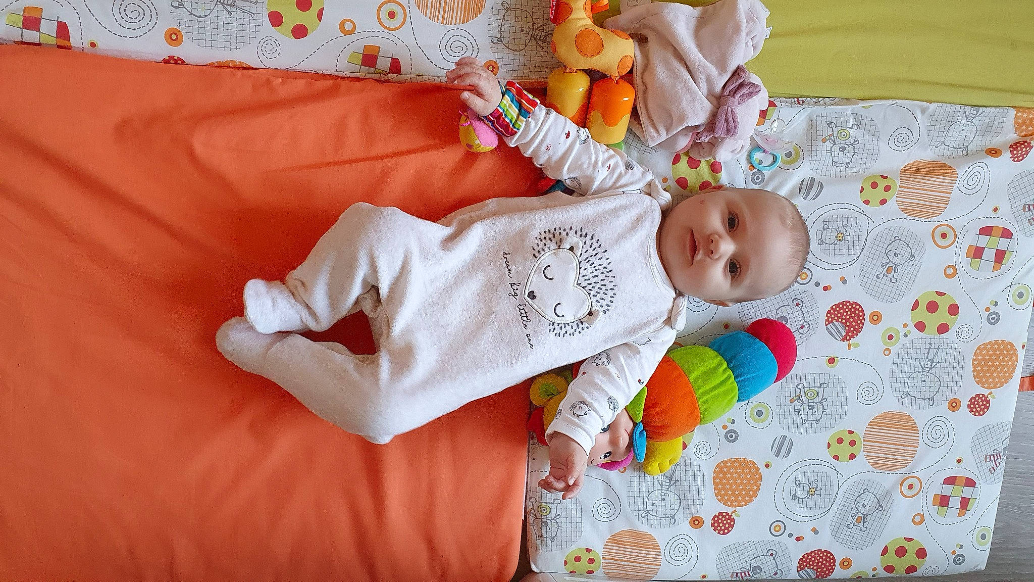 Eléonore participe au concours pour gagner de l'argent avec cette photo : baby, baby_products, baby_sleeping, baby_toddler_clothing, bed, bedding, bedtime, child, comfort, dress, eye, facial_expression, happy, linens, orange, pattern, person, skin, sleeve, t_shirt