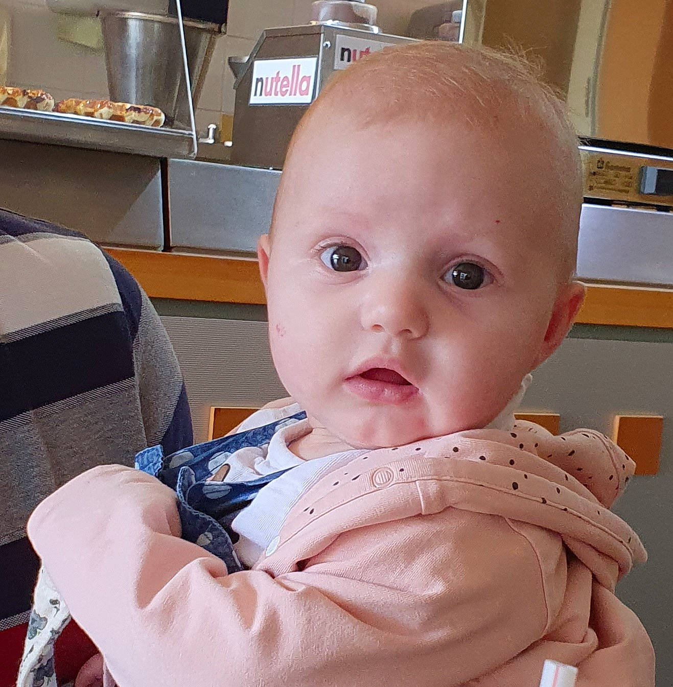 Eléonore participe au concours pour gagner de l'argent avec cette photo : baby, baby_products, baby_safety, baby_toddler_clothing, chair, cheek, child, comfort, fun, iris, linens, person, product, room, sitting, skin, sleeve, toddler